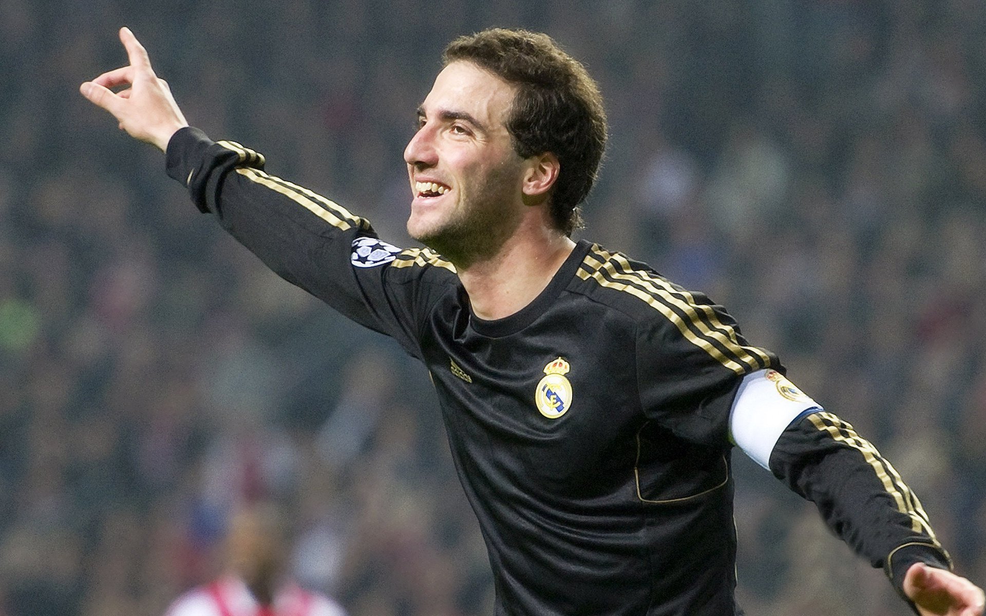 职业俱乐部鼓励球员参与公益增强社会影响力,业余球队赞助方案